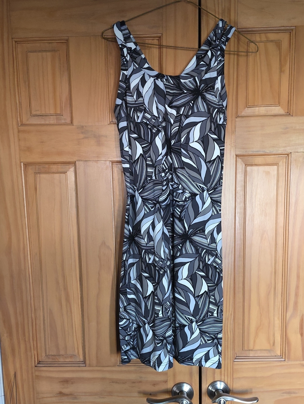 Title Nine Black & White Leaf-Print Criss Cross Back Midi Dress